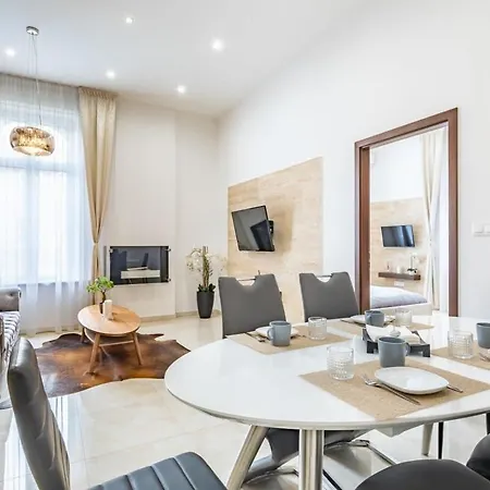 Splendid Perfectly Located Flat With Sauna Apartamento *