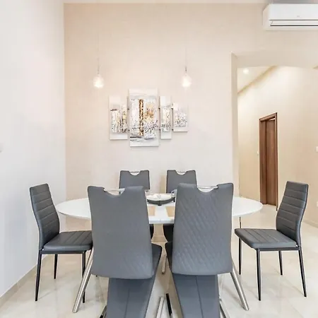 Daire Splendid Perfectly Located Flat With Sauna *